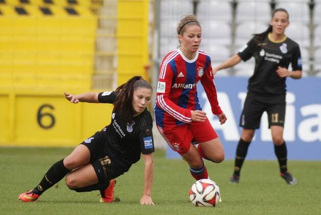 Melanie Leupolz (re.) (FC Bayern München) gegen Carmen Pulver (MSV Duisburg ) Frauenfussball 1. BL 05.10.2014 Grünwalderstadion FC Bayern München - MSV Duisburg