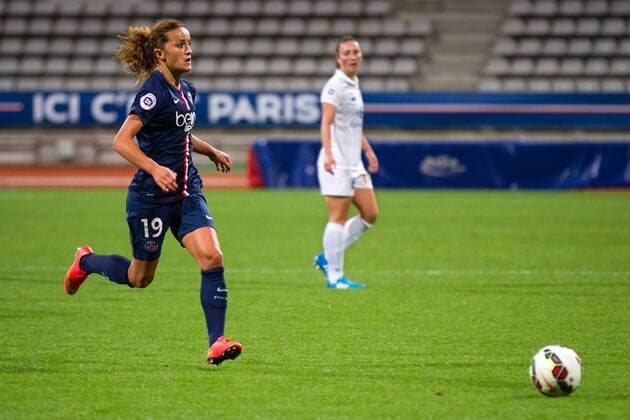 Fussball, Division 1 Feminine, Frankreich, Paris Saint-Germain - FCF Juvisy, v.li.: Fatmire Alushi (Paris Saint-Germain) Gaetane Thiney (FCF Juvisy) , xsdx