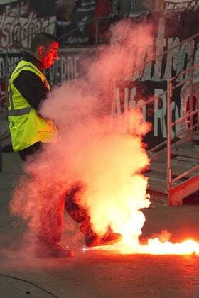 Ordner tritt ein Bengalisches Feuer weg welches ein Fan von Eintracht Frankfurt über den Zaun geworfen hat Fussball 1. Bundesliga, 7. Spieltag, Eintracht Frankfurt (F)
