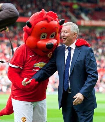 PROPAGANDA20141005 Football - soccer: Barclays Premier League, Manchester United FC - Everton FC, Former Manchester United manager Alex Ferguson with mascot Fred the Red before the Premier League match against Everton at Old Trafford. (Hinweis: Verwendung nur in Deutschland, Österreich oder Schweiz - only Germany, Austria and Switzerland) xHOCHxZWEIx xPropagandax 