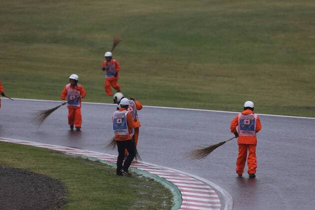 05.10.2014 - Race, The marshalls cleanning the track Japanese Grand Prix, Suzuka 2 - 5 October 2014 