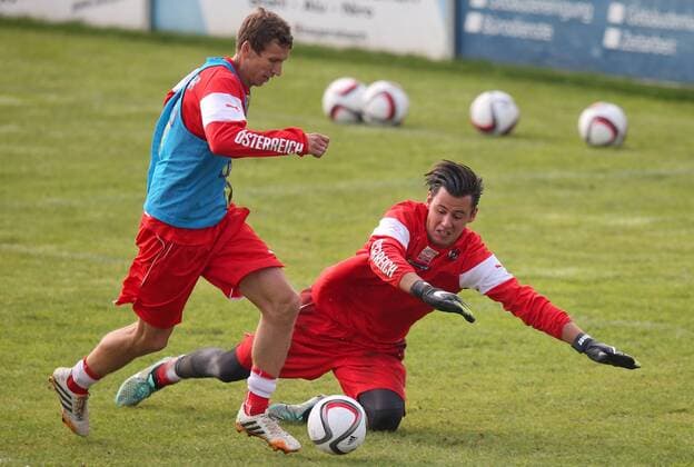 SOCCER - UEFA EURO 2016 quali, AUT vs MDA, training STEGERSBACH,AUSTRIA,06.OCT.14 - SOCCER - UEFA European Championship 2016, qualification, ÖFB international match, Austria vs Moldova, training team AUT. Image shows Florian Klein and Heinz Lindner (AUT).  CW3_9136