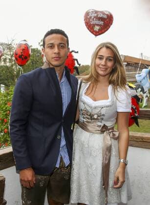 FC Bayern München im Kaefer Festzelt v,l, Thiago; Julia Vigas