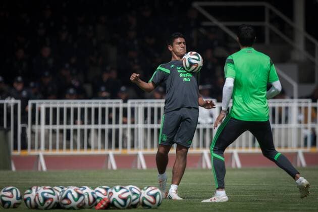 MEXICO CITY, Oct. 6, 2014 -- Mexican national soccer team player Luis Venegas (L) and goalkeeper Alfredo Talavera (R) take part in a training session at the Federal Police Command Center in Mexico City, capital of Mexico, on Oct. 6, 2014. Pedro Mera) (vf) (sp) MEXICO-MEXICO CITY-SOCCER-NATIONAL TEAM e PedroxMera 