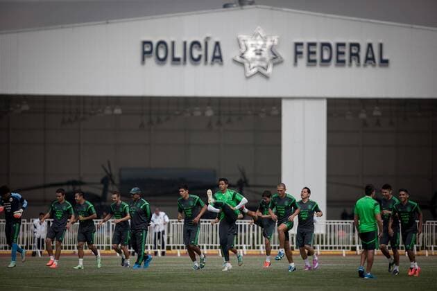 MEXICO CITY, Oct. 6, 2014 -- Players of the Mexican national soccer team, take part in a training session, at the Federal Police Command Center, in Mexico City, capital of Mexico, on Oct. 6, 2014. Pedro Mera) (vf) (sp) MEXICO-MEXICO CITY-SOCCER-NATIONAL TEAM e PedroxMera 