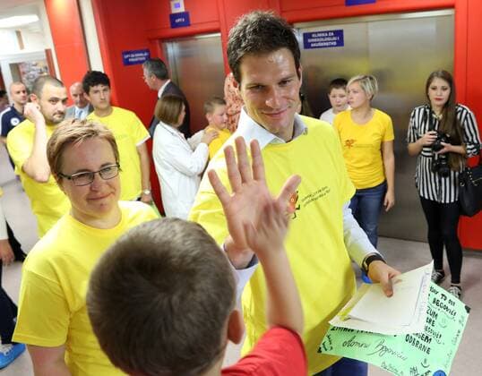 SARAJEVO, Oct. 6, 2014 -- Goalkeeper of the national soccer team of Bosnia and Herzegovina Asmir Begovic visits a children s hospital for cancer treatment in Sarajevo to encourage sick children in Sarajevo, Bosnia-Herzegovina, on Oct. 6, 2014. ) (SP)BOSNIA AND HERZEGOVINA-SARAJEVO-SOCCER-ASMIR BEGOVIC-CHILDREN S HOSPITAL HarisxMemija 