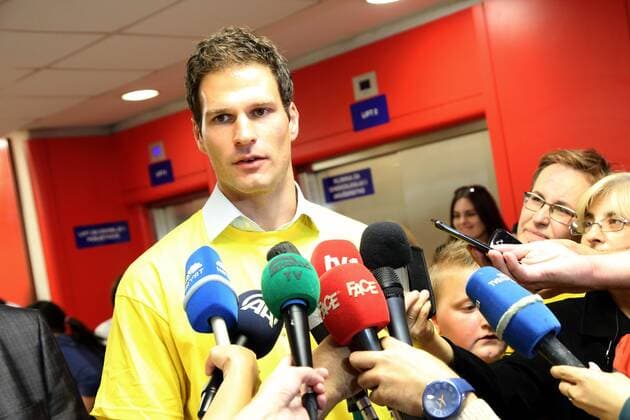 SARAJEVO, Oct. 6, 2014 -- Goalkeeper of the national soccer team of Bosnia and Herzegovina Asmir Begovic speaks to reporters as he visits a children s hospital for cancer treatment in Sarajevo to encourage sick children in Sarajevo, Bosnia-Herzegovina, on Oct. 6, 2014. ) (SP)BOSNIA AND HERZEGOVINA-SARAJEVO-SOCCER-ASMIR BEGOVIC-CHILDREN S HOSPITAL HarisxMemija 