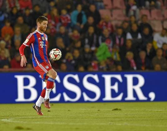 06.10.2014, Fussball, Freundschaftsspiel, PAULANER TRAUMELF - FC Bayern München, im Alpenbauer-Sportpark Unterhaching. Xabi Alonso (Bayern München) am Ball - Besser 
