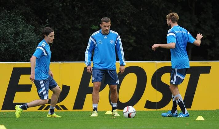 07.10.2014, xfux, Fussball EM Qualifikation, Deutsche Fussball Nationalmannschaft Training in Frankfurt, v.l. Sebastian Rudy (Deutsche Fussball Nationalmannschaft DFB), Lukas Podolski (Deutsche Fussball Nationalmannschaft DFB), Christoph Kramer (Deutsche Fussball Nationalmannschaft DFB)