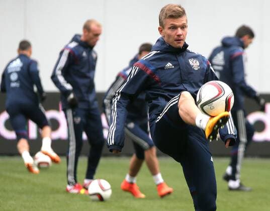 MOSCOW REGION, RUSSIA. OCTOBER 7, 2014. Midfielder Oleg Shatov practices during a training session of the Russian national football team ahead of the UEFA Euro 2016 qualifying matches, at Arena Khimki Stadium.  premiumd RE1512E1
