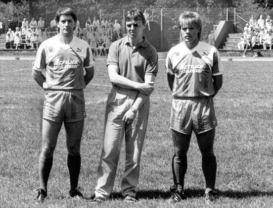 Fußball, Trainerhistorie, Rot-Weiß Oberhausen Trainer Hans-Werner Moors (mi.) mit den Neuzugängen Jürgen Wielert (li.) und Rudi Decker (alle Rot-Weiß Oberhausen)