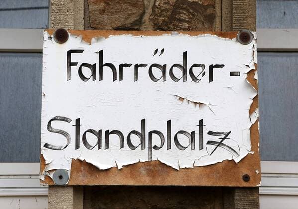 Steigerwaldstadion Erfurt vor dem Umbau 08.10.14, Erfurt, Steigerwaldstadion, GER, 3.Liga, Saison 2014 2015, Stadion vor dem Umbau Übersichten Details Feature im Bild: Schild Fahrräder-Standplatz