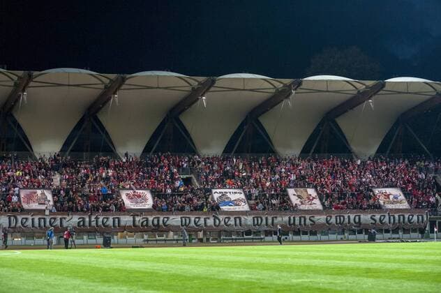 08 10 2014 - Erfurt: Stadion-Verabschiedung des Erfurter Steigerwaldstadions, Freundschaftsspiel FC Rot-Weiß Erfurt. Im Foto: Der Fanclub des FC Rot-Weiß Erfurt hat Thementafeln auf gemalt.