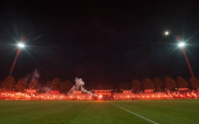 08 10 2014 - Erfurt: Stadion-Verabschiedung des Erfurter Steigerwaldstadions, Freundschaftsspiel FC Rot-Weiß Erfurt. Im Foto: Der Fanclub des FC Rot-Weiß Erfurt entzündet rund um da Spielfeld nach dem Spiel Bengalische Feuer zur Verabschiedung des Stadions.