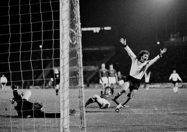 Internationales Freundschaftsspiel: Ungarn - Deutschland 2:0 29.03.1972 in Budapest. Paul Breitner (Deut.) jubelt nach seinem Tor zum 1:0 für Deutschland. HM