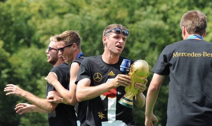 Dienstag 15.07.2014, DFB, Deutschland, Nationalmannschaft, Empfang der Weltmeister 2014 in Berlin am Brandenburger Tor, Fan Meile Berlin, Thomas Mueller (GER) mit WM Pokal DeFodi01045005553