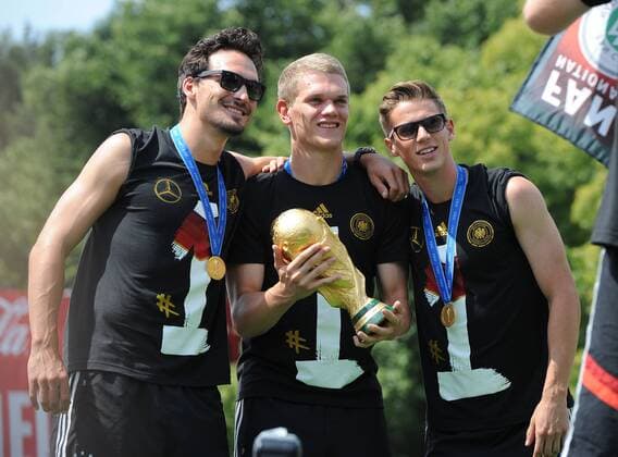 Dienstag 15.07.2014, DFB, Deutschland, Nationalmannschaft, Empfang der Weltmeister 2014 in Berlin am Brandenburger Tor, Fan Meile Berlin, Mats Hummels (GER), Matthias Ginter (GER) und Erik Durm (GER), mit WM Pokal DeFodi01045005553