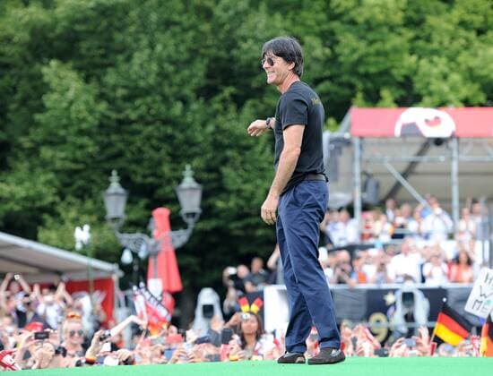 Dienstag 15.07.2014, DFB, Deutschland, Nationalmannschaft, Empfang der Weltmeister 2014 in Berlin am Brandenburger Tor, Fan Meile Berlin, Joachim Löw, Trainer GER, kommt auf die Bühne, bedankt sich bei den Fans DeFodi01045005509
