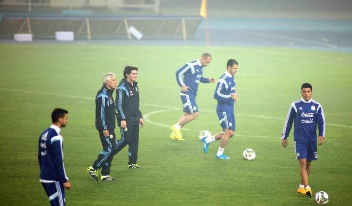Argentine footballers take part in a training session in heavy smog for the Americas Super Derby - also known as Superclasico de las Americas, in Beijing, 9 October 2014.  20141009_46958