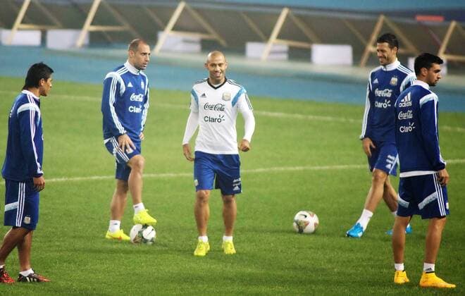 Argentine footballers take part in a training session in heavy smog for the Americas Super Derby - also known as Superclasico de las Americas, in Beijing, 9 October 2014.  20141009_65926