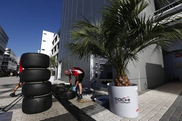 Motorsports: FIA Formula One World Championship 2014, Grand Prix of Russia, Pirelli, tire, tires, tyre, tyres, wheel, wheels, Reifen, Rad, feature, mechanic, paddock xHOCHxZWEIx