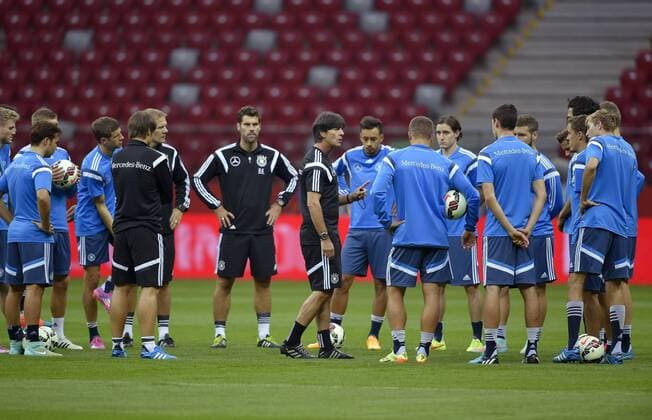 10.10.2014, Fussball Deutsche Nationalmannschaft, Training in Warschau (Polen) im Nationalstadion. Bundestrainer Joachim Löw (mitte, Deutschland) hat seine Mannschaft um sich versammelt. 