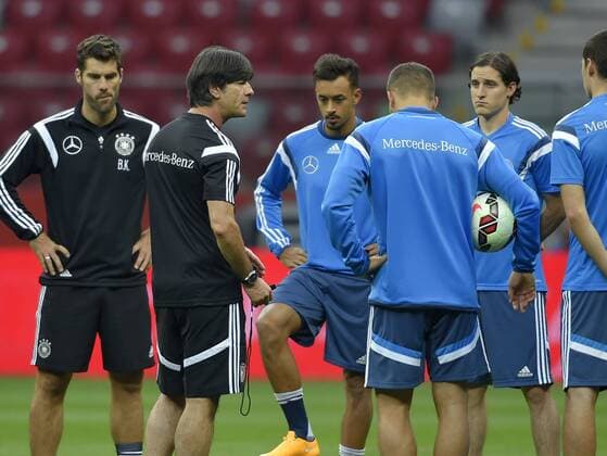 10.10.2014, Fussball Deutsche Nationalmannschaft, Training in Warschau (Polen) im Nationalstadion. Bundestrainer Joachim Löw (2.v.li, Deutschland) hat seine Mannschaft um sich versammelt. 3.v.li: Karim Bellarabi (Deutschland). 