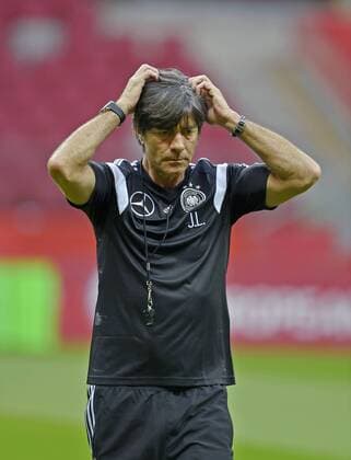 10.10.2014, Fussball Deutsche Nationalmannschaft, Training in Warschau (Polen) im Nationalstadion. Bundestrainer Joachim Löw (Deutschland) rauft sich die Haare. 