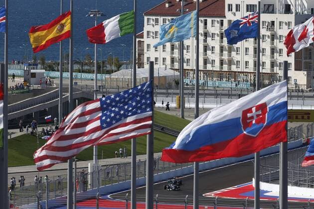 Motorsports: FIA Formula One World Championship 2014, Grand Prix of Russia, 44 Lewis Hamilton (GBR, Mercedes AMG Petronas F1 Team), 21 Esteban Gutierrez (MEX, Sauber F1 Team), xHOCHxZWEIx