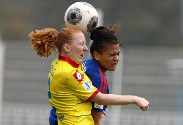 GER, 1.Bundesliga, Frauen, FF USV Jena vs TSG 1899 Hoffenheim 11.10.14, Jena, Ernst-Abbe-Sportfeld, GER, Allianz Frauen Bundesliga 1.Bundesliga, Frauen, Saison 2014 2015, 07.Spieltag, FF USV Jena vs TSG 1899 Hoffenheim im Bild Amber Hearn (Jena) gegen Lena Weiss (Hoffenheim)