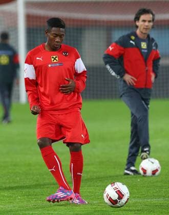 SOCCER - UEFA Euro, qualification, AUT, preview VIENNA, 11.OCT.14 - SOCCER - UEFA European Championship, European Qualifiers, ÖFB international match, Austria, preview, final training of team AUT. Image shows David Alaba and sports scientists Gerhard Zallinger (AUT). 