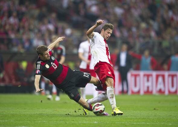 Thomas Mueller (Deutschland links) gegen Maciej RYBUS (POL) Fussball Länderspiel EM-Qualifikation: Polen - Deutschland in Warschau, Polen am 11.10.2014,
