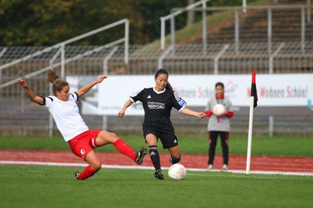Freiburgs Anja Hegenauer (links) - Herfords Danica Wu (rechts) Fussball, Allianz Frauen-Bundesliga, Herforder SV - SC Freiburg xygx