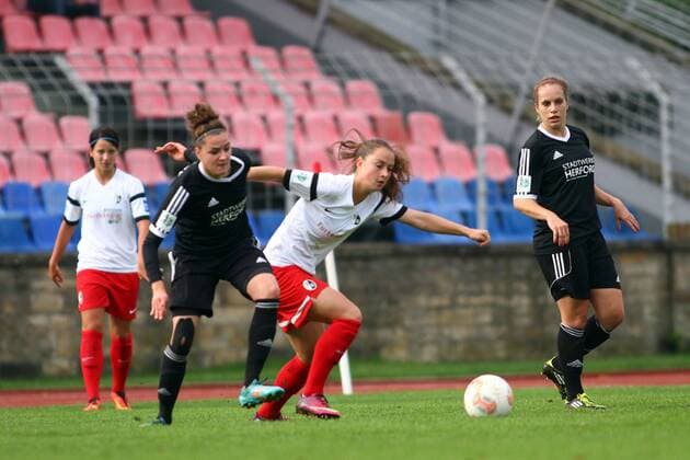 Herfords Louisa Lagaris (links) - Freiburgs Sara Däbritz Fussball, Allianz Frauen-Bundesliga, Herforder SV - SC Freiburg xygx