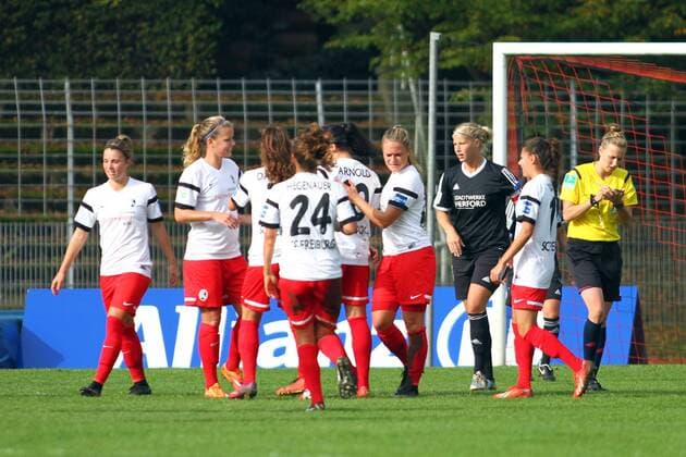 Die Freiburgerinnen jubeln in Herford Fussball, Allianz Frauen-Bundesliga, Herforder SV - SC Freiburg xygx