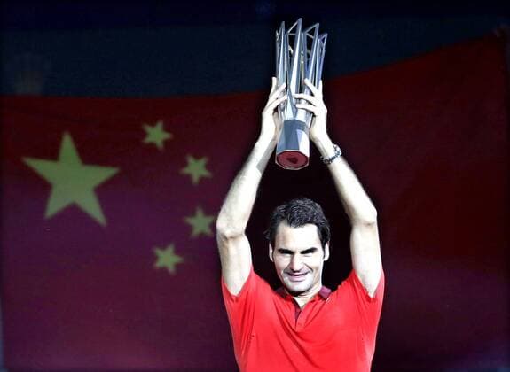 Roger Federer of Switzerland holds up the trophy after the men s singles final match at the Shanghai Masters tennis tournament in Shanghai, east China, Oct. 12, 2014. (SP)CHINA-SHANGHAI-TENNIS-ATP-SHANGHAI MASTERS (CN) FanxJun 