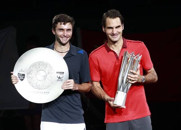 Roger Federer (R) of Switzerland and Gilles Simon of France pose with their trophies after the men s singles final match at the Shanghai Masters tennis tournament in Shanghai, east China, Oct. 12, 2014. (SP)CHINA-SHANGHAI-TENNIS-ATP-SHANGHAI MASTERS (CN) DingxTing 