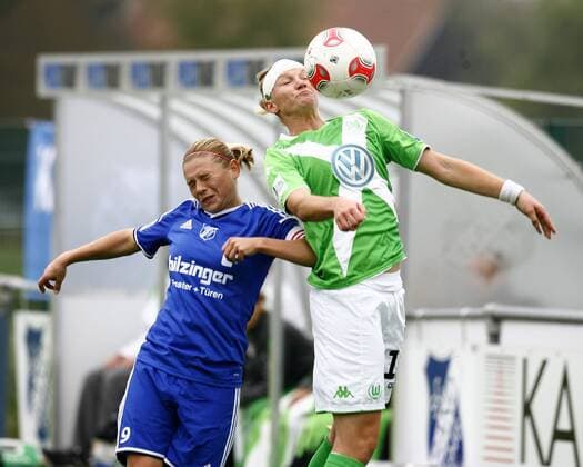 SC Sand - VfL Wolfsburg Christine VETH, SC Sand - Alexandra POPP, VfL Wolfsburg, Kopfball, Aktion quer, Fußball, Frauen, Allianz-Frauen-Bundesliga Saison 2014 2015