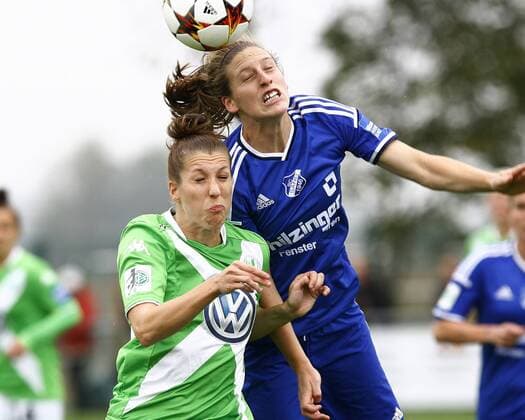 SC Sand - VfL Wolfsburg Verena FAISST, VfL Wolfsburg - Rebekah STOTT, SC Sand, Kopfball, Aktion quer, Fußball, Frauen, Allianz-Frauen-Bundesliga Saison 2014 2015