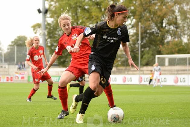 Fussball, Allianz Frauen-Bundesliga, TSV Bayer 04 Leverkusen - MSV Duisburg, v.li. : Carolin Simon (Bayer 04 Leverkusen),Elena Hauer (MSV Duisburg),zweikampf, Duell, duel, tackle, Aktion, Action, xmtx