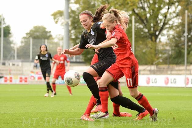 Fussball, Allianz Frauen-Bundesliga, TSV Bayer 04 Leverkusen - MSV Duisburg, v.li. : Lucie Vonkova (MSV Duisburg),Theresa Panfil (Bayer 04 Leverkusen),Sharon Beck (Bayer 04 Leverkusen),Dreikampf, Duell, duel, tackle, Aktion, Action , xmtx