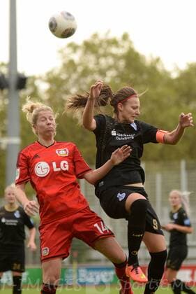 Fussball, Allianz Frauen-Bundesliga, TSV Bayer 04 Leverkusen - MSV Duisburg, v.li. : Sharon Beck (Bayer 04 Leverkusen),Lucie Vonkova (MSV Duisburg),Kopfball, header, Aktion, Action , xmtx