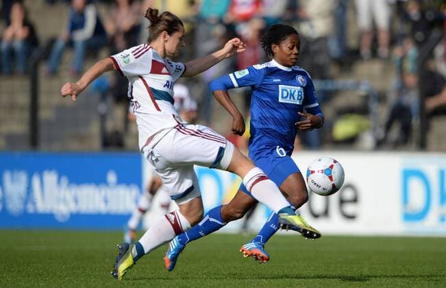 Nora Holstad Berge (li., FCB) und Genoveva Anonma (Pot), Fussball, Allianz Frauen-Bundesliga, 1. FFC Turbine Potsdam-FC Bayern München, xjkx
