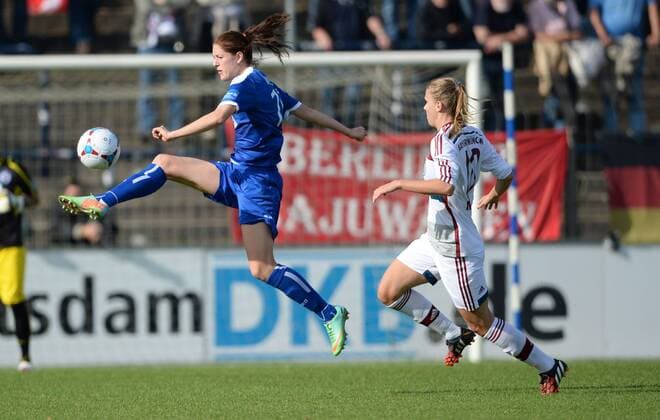 Inka Wesely (li., Pot) und Vivianne Miedema (FCB), Fussball, Allianz Frauen-Bundesliga, 1. FFC Turbine Potsdam-FC Bayern München, xjkx