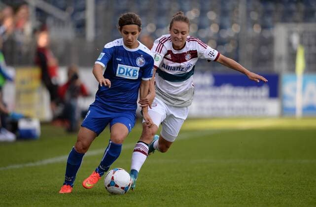Natasa Andonova (li., Pot) und Gina Lewandowski (FCB), Fussball, Allianz Frauen-Bundesliga, 1. FFC Turbine Potsdam-FC Bayern München, xjkx