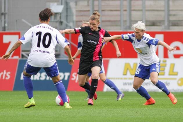 v.li.: Linda Dallmann (SGS Essen), Jessica Fishlock (1. FFC Frankfurt), Zweikampf, Duell, duel, tackle, Dynamik, Action, Aktion Fussball, Allianz Frauen-Bundesliga, SGS Essen - 1. FFC Frankfurt, xozx