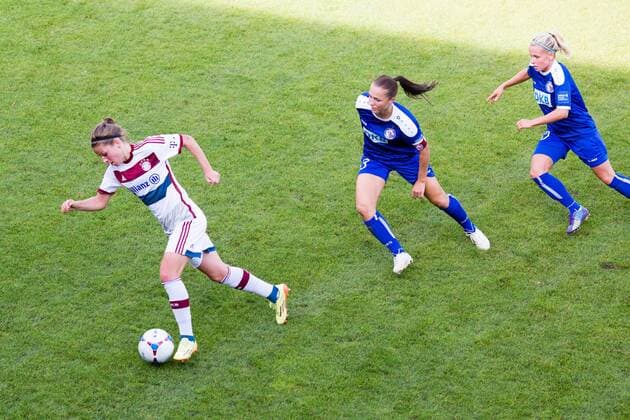 Potsdam, Deutschland, 12.10.2014: Fußball Allianz Frauen-Bundesliga Saison 2014 2015 7. Spieltag - 1. FFC Turbine Potsdam - FC Bayern München München. Melanie Leupolz (Bayern) gegen Lia Wälti Wälti (Potsdam) und Julia Simic (Potsdam)