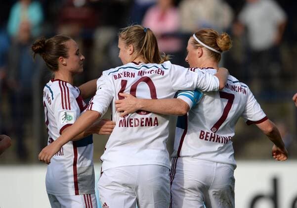 Bayern bejubelt das Tor 0:1 durch Melanie Behringer (re.), Fussball, Allianz Frauen-Bundesliga, 1. FFC Turbine Potsdam-FC Bayern München, xjkx