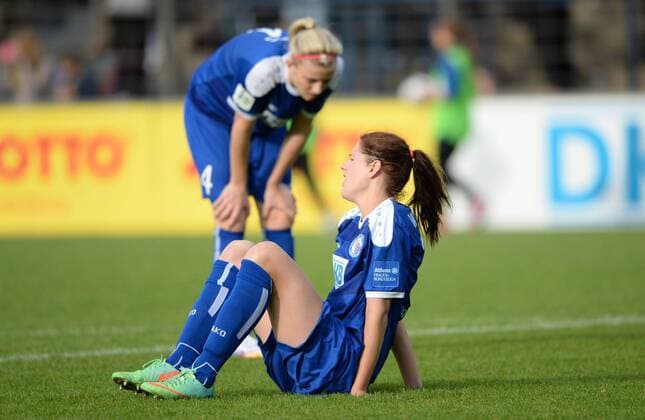 Johanna Elsig (hi.) und Inka Wesely (vo., Pot), Frust, Fussball, Allianz Frauen-Bundesliga, 1. FFC Turbine Potsdam-FC Bayern München, xjkx