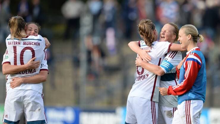 Bayern München bejubelt den Sieg, Siegtorschützin Melanie Behringer (2.vo.re.), Fussball, Allianz Frauen-Bundesliga, 1. FFC Turbine Potsdam-FC Bayern München, xjkx